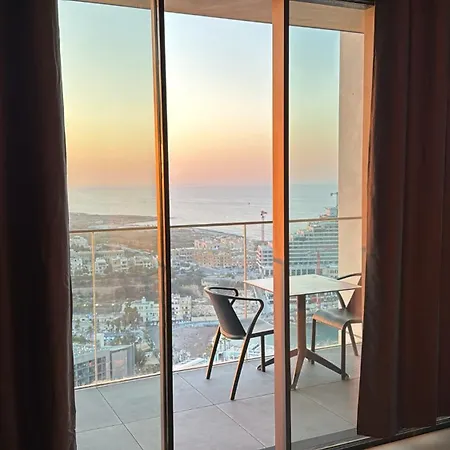 Апартаменты Luxury Sky At Mercury Tower 22nd Floor Sea View Infinity Pool