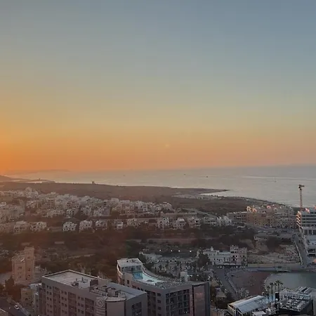 Апартаменты Luxury Sky At Mercury Tower 22nd Floor Sea View Infinity Pool *