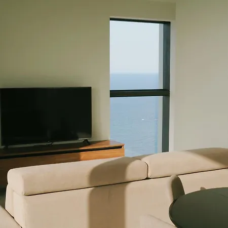 Апартаменты Luxury Sky At Mercury Tower 22nd Floor Sea View Infinity Pool